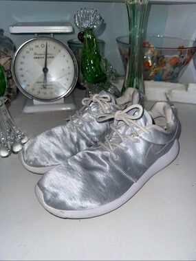 Nike Women’s Silver Athletic Sneakers - Lightweight Comfort size 8 GUC